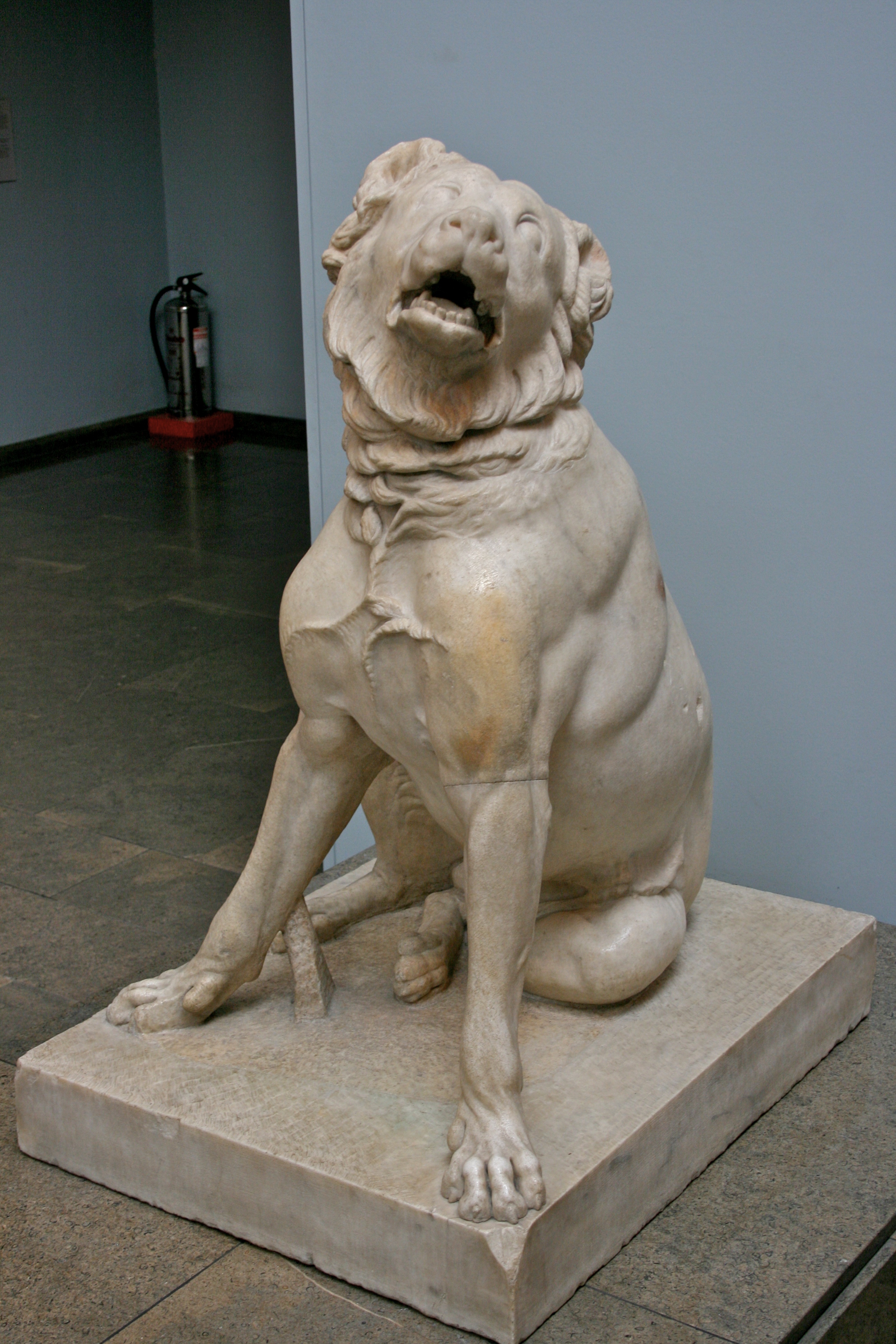 Скульптура собаки молосс фото
